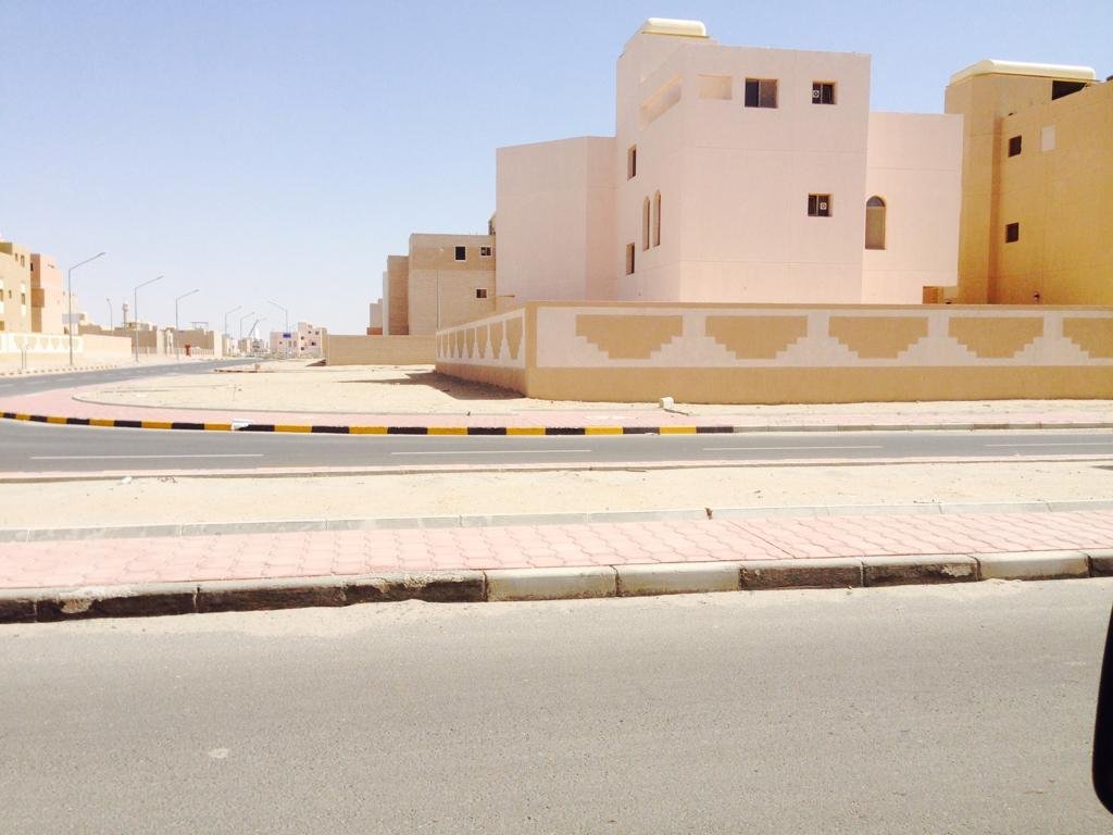 للبيع بيت  حكومي في صباح الاحمد السكنيه ق4 المساحه 600م